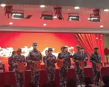 比赛在即，各队士气高涨，准备全力以赴(比赛前队员们提出大家要有齐心协力勇于拼搏)