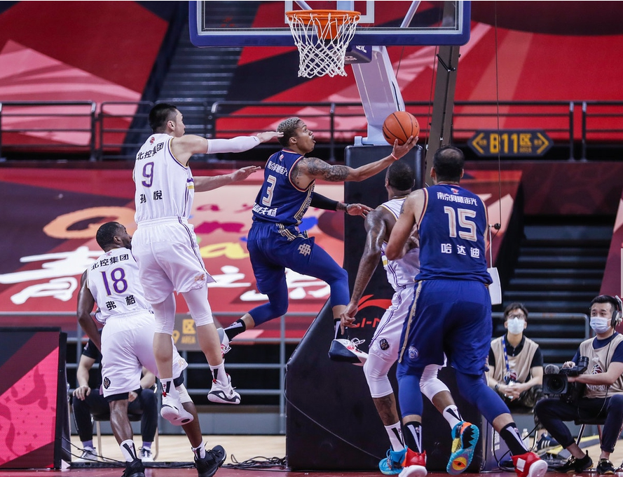 紧张比赛一波三折,最后时刻逆转胜出的简单介绍 紧张比赛一波三折,最后时刻逆转胜出的简单介绍